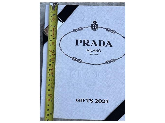 Prada Milano "Gifts 2025" – Scatola catalogo / lookbook, pezzo da collezione raro - vista 13