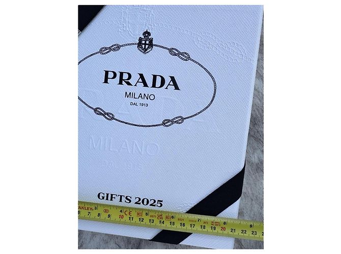 Prada Milano "Gifts 2025" – Scatola catalogo / lookbook, pezzo da collezione raro - vista 14