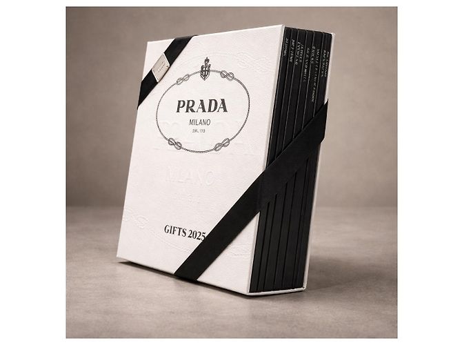 Prada Milano "Gifts 2025" – Scatola catalogo / lookbook, pezzo da collezione raro - vista 2