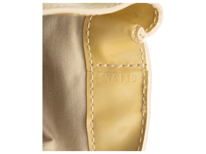 Louis Vuitton Borsa Wilshire MM in Vernis Monogram Giallo - vista 6