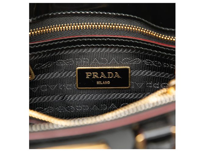 Prada Kleine schwarze Spazzolato Promenade-Handtasche - Ansicht 5