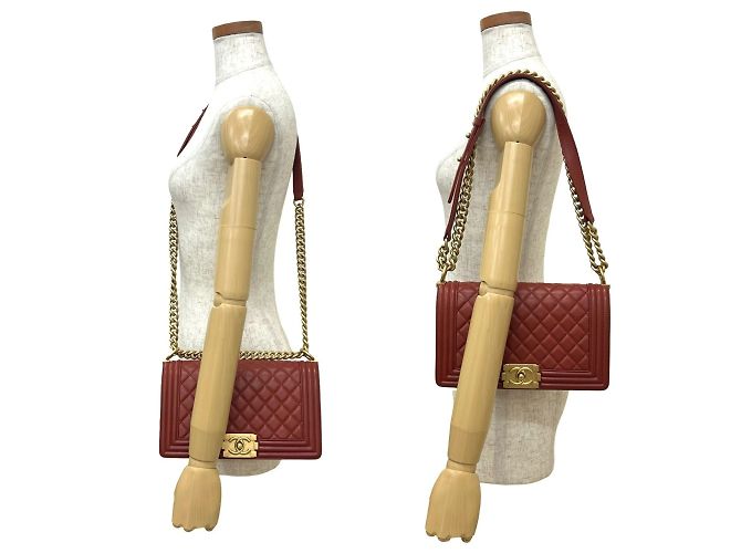 Borsa a spalla in pelle di agnello Chanel Boy con catena Rosso - vista 2