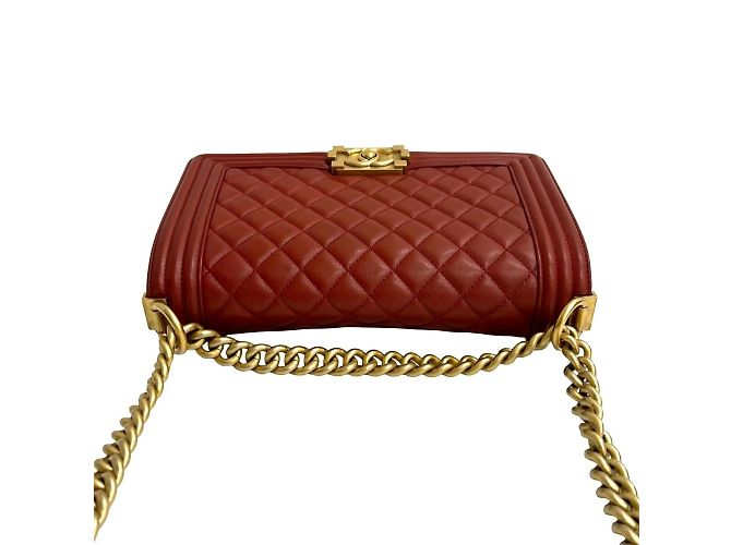 Borsa a spalla in pelle di agnello Chanel Boy con catena Rosso - vista 4