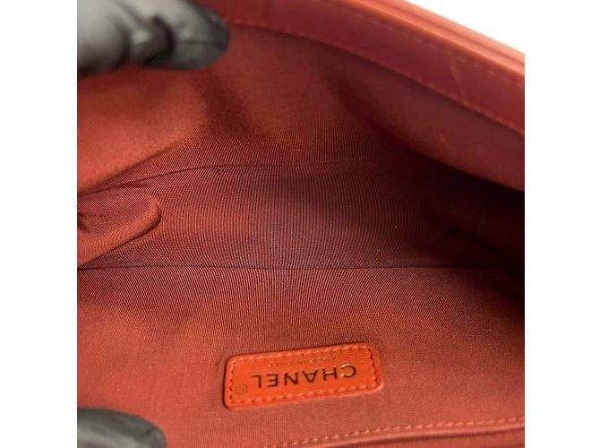 Borsa a spalla in pelle di agnello Chanel Boy con catena Rosso - vista 9