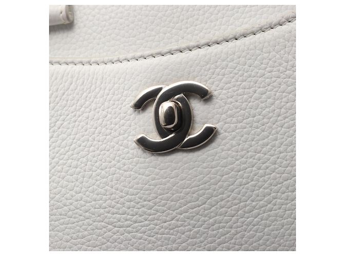 Borsa a spalla Chanel Neo Executive in pelle di vitello bianca Bianco - vista 12