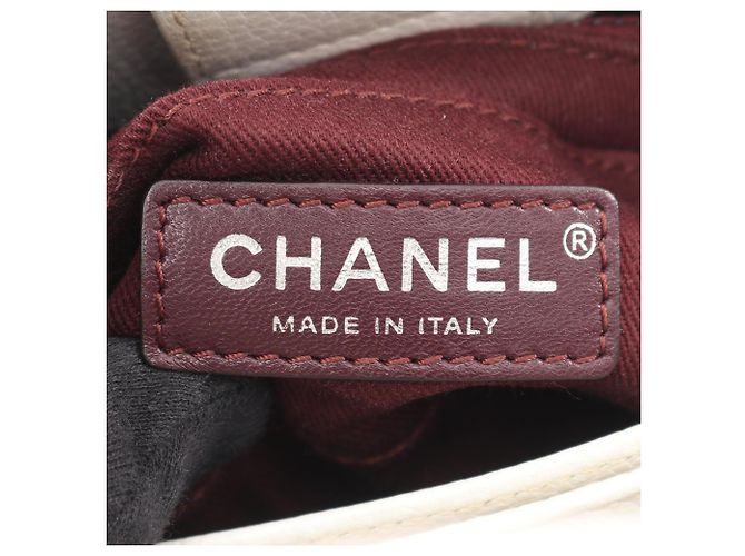 Borsa a spalla Chanel Neo Executive in pelle di vitello bianca Bianco - vista 4