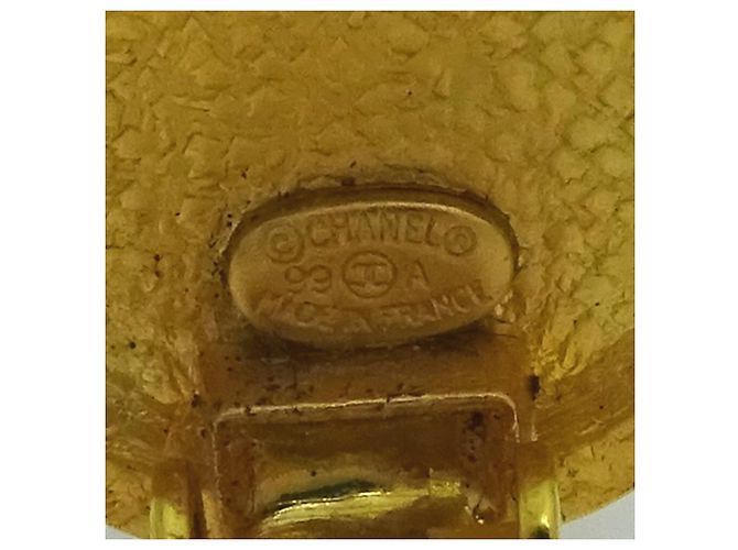 Goldplattierte Clip-Ohrringe von Chanel - Ansicht 7