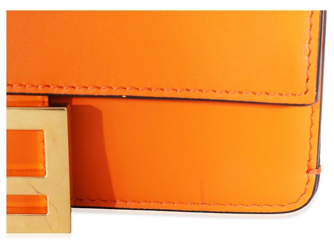 Mini Baguette de Couro de Bezerro Laranja Fendi com Alça 'Strap You' Marrom - vista 3