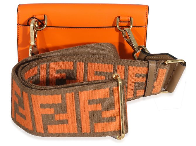Mini Baguette de Couro de Bezerro Laranja Fendi com Alça 'Strap You' Marrom - vista 7