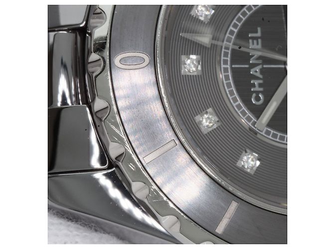 Chanel H3241 J12 Diamantuhr aus Titan-Keramik - Ansicht 10