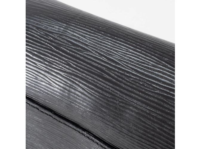 Borsa a Spalla Saint-Cloud in Pelle Epi Louis Vuitton Nero - vista 17