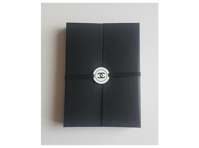 Bloc notes Chanel avec crayon Noir Blanc - vue 3