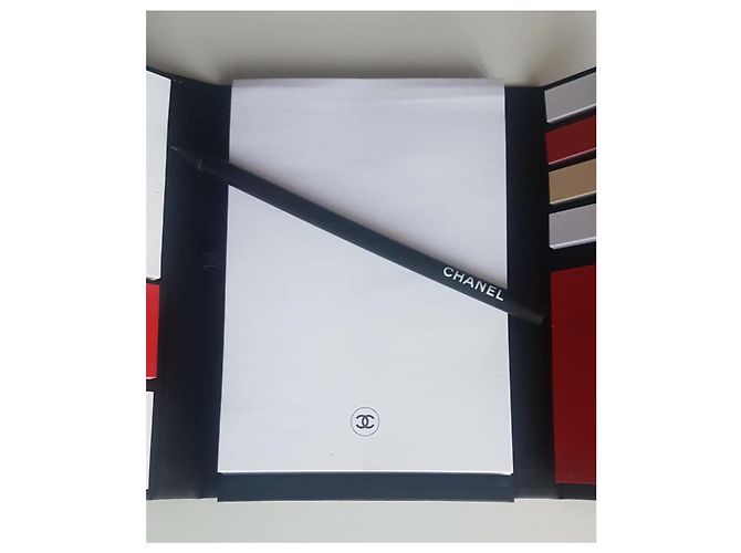 Bloc notes Chanel avec crayon Noir Blanc - vue 4