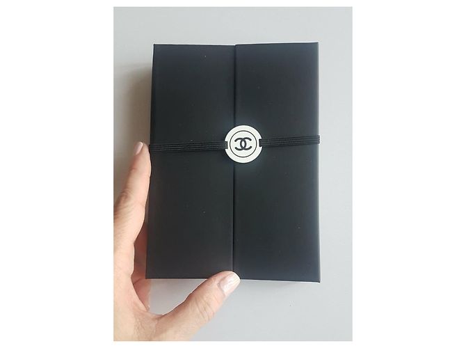 Bloc notes Chanel avec crayon Noir Blanc - vue 5