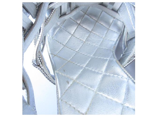Timeless Chanel Metallic Leder Chunky Heel Slingback Sandalen Silber - Ansicht 10