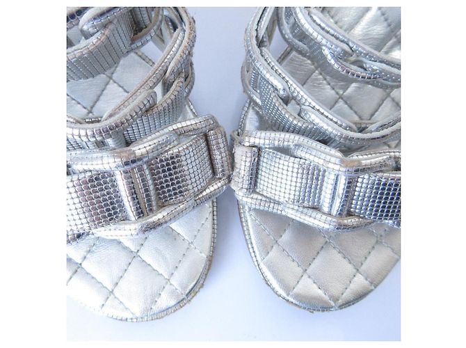 Timeless Chanel Metallic Leder Chunky Heel Slingback Sandalen Silber - Ansicht 12