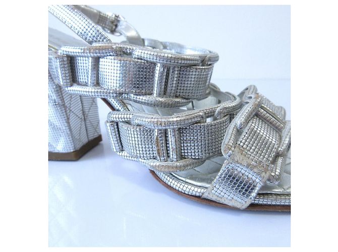 Timeless Chanel Metallic Leder Chunky Heel Slingback Sandalen Silber - Ansicht 15