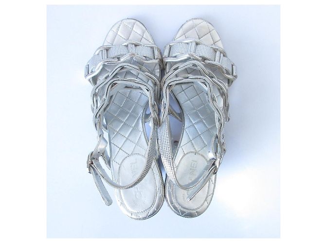 Timeless Chanel Metallic Leder Chunky Heel Slingback Sandalen Silber - Ansicht 4