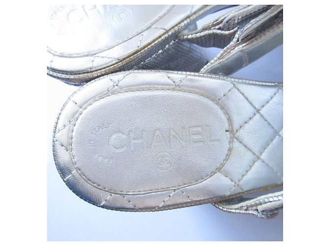 Timeless Chanel Metallic Leder Chunky Heel Slingback Sandalen Silber - Ansicht 5