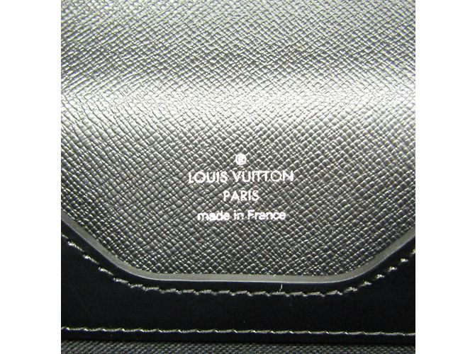 Briefcase Robusto in Taiga di Louis Vuitton Nero Grigio - vista 12