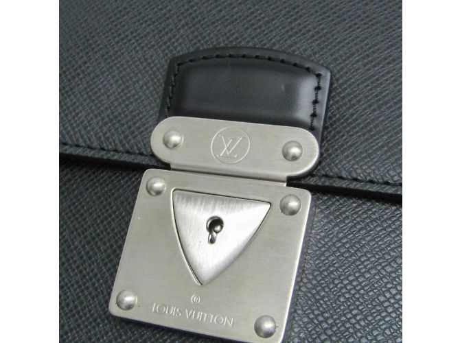 Briefcase Robusto in Taiga di Louis Vuitton Nero Grigio - vista 9