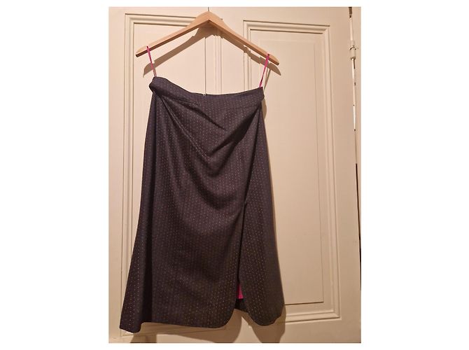 Tailleur de Saia Brioni em Lã Cinza Escuro com Poás Rosa - vista 2