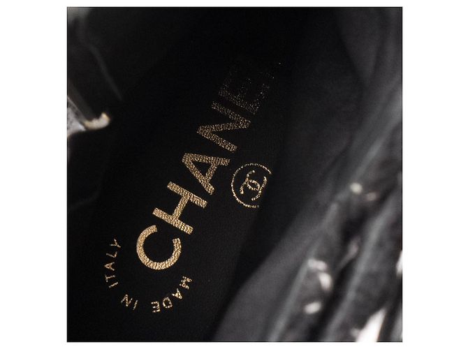 CHANEL - Stivaletti Chanel in tweed nero e paillettes (T38) - vista 6