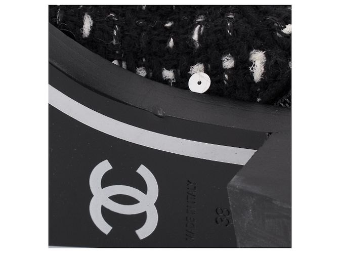 CHANEL - Stivaletti Chanel in tweed nero e paillettes (T38) - vista 9