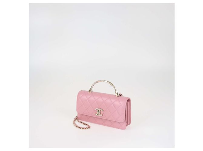 Clutch de corrente em couro matelassê rosa da Chanel com cristais - vista 2