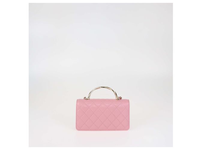 Clutch de corrente em couro matelassê rosa da Chanel com cristais - vista 3
