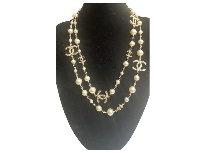 Collana Chanel 10A Shanghai Extra Lunga Perle Dorate 8 Logo CC Bianco Gold hardware - vista 3