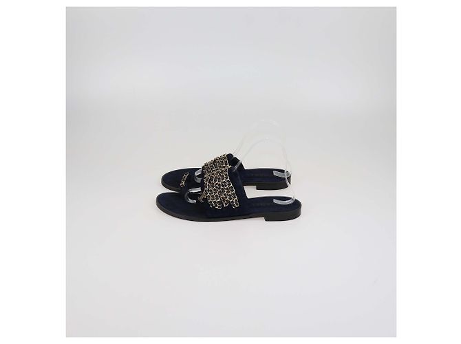 Chanel Infradito Piani in Pelle e Camoscio Blu Navy con Catena - vista 4