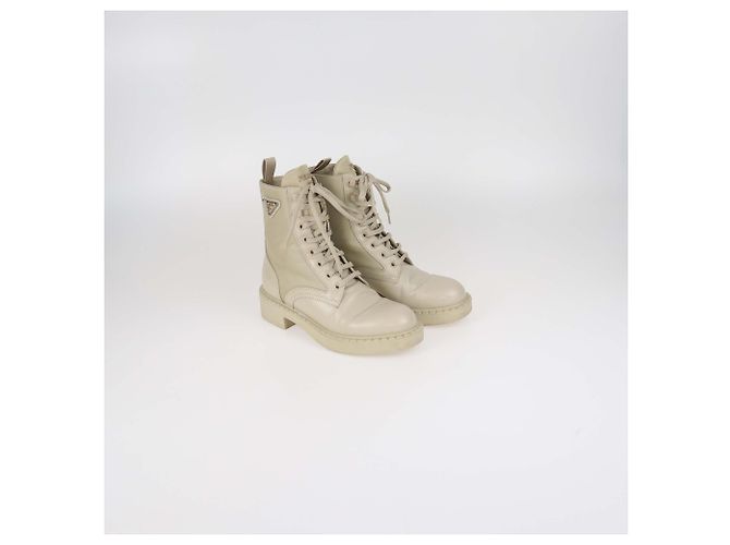 Botas de combate de cuero y Re-Nylon con logo triangular de esmalte beige de Prada - vista 2
