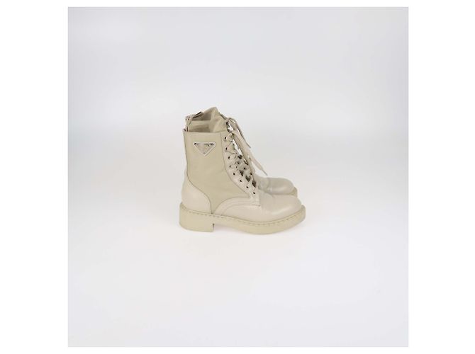 Botas de combate de cuero y Re-Nylon con logo triangular de esmalte beige de Prada - vista 3