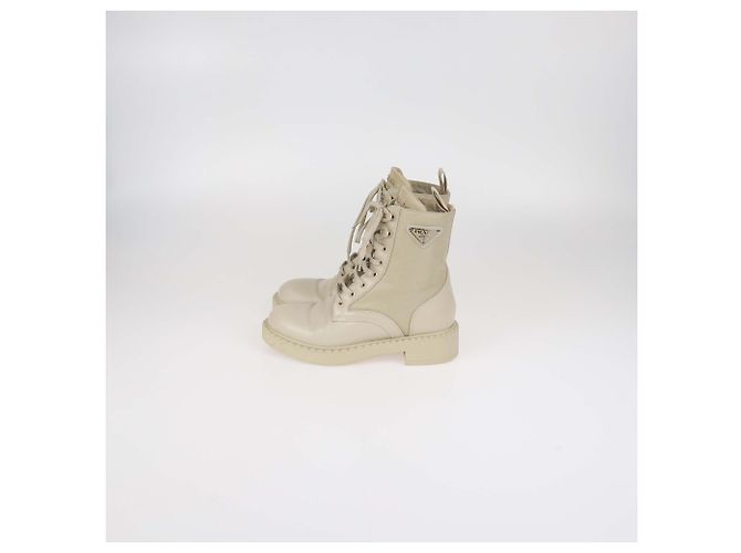 Botas de combate de cuero y Re-Nylon con logo triangular de esmalte beige de Prada - vista 4
