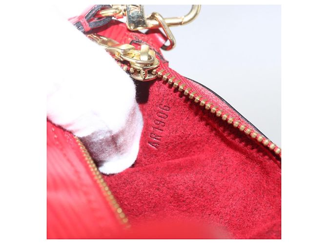 Pochette Soufflot in pelle Epi Louis Vuitton Rosso - vista 7