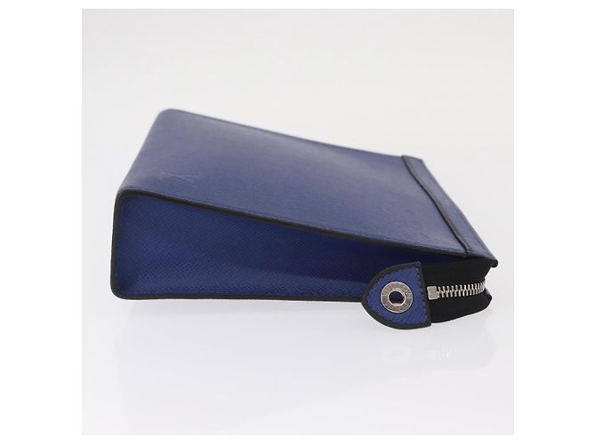 Pochette Voyage in Pelle Taiga MM Louis Vuitton - vista 3