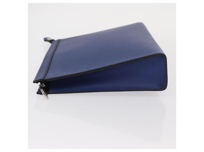 Pochette Voyage in Pelle Taiga MM Louis Vuitton - vista 4