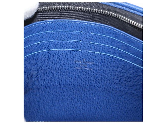 Pochette Voyage in Pelle Taiga MM Louis Vuitton - vista 6