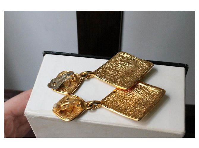 Orecchini pendenti Chanel CC motivo diamante metallo dorato Gold hardware - vista 2