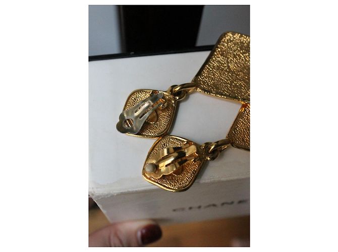 Orecchini pendenti Chanel CC motivo diamante metallo dorato Gold hardware - vista 3