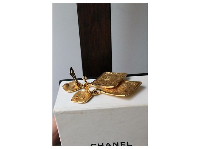 Orecchini pendenti Chanel CC motivo diamante metallo dorato Gold hardware - vista 4
