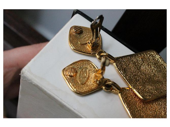 Orecchini pendenti Chanel CC motivo diamante metallo dorato Gold hardware - vista 5