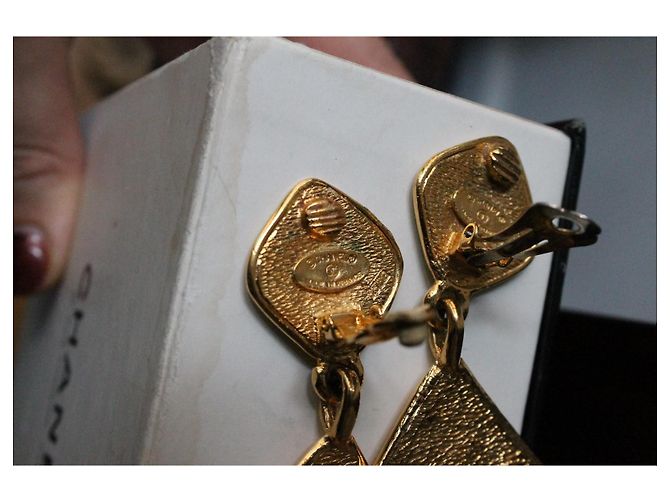 Orecchini pendenti Chanel CC motivo diamante metallo dorato Gold hardware - vista 6
