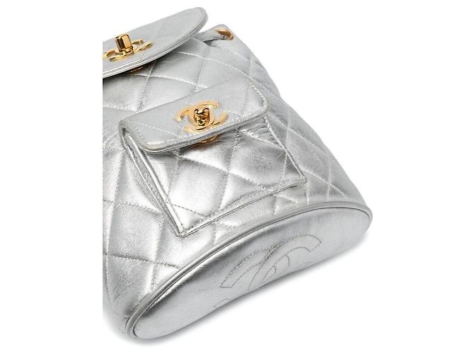Chanel Silberne gesteppte Leder-Rucksack - Ansicht 4