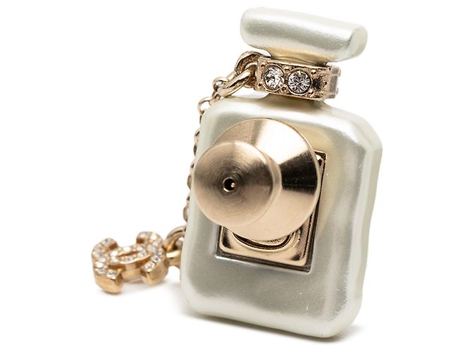 Spilla a forma di bottiglia di profumo No. 5 in resina bianca CC Chanel placcata in oro con strass - vista 2