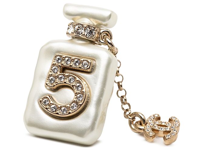 Spilla a forma di bottiglia di profumo No. 5 in resina bianca CC Chanel placcata in oro con strass - vista 3