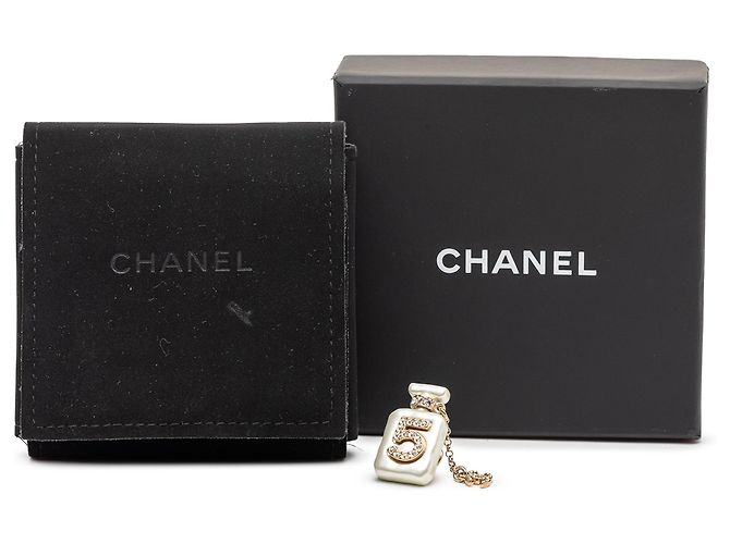 Spilla a forma di bottiglia di profumo No. 5 in resina bianca CC Chanel placcata in oro con strass - vista 4