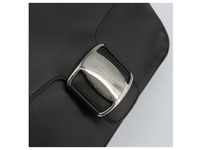Borsa a Spalla Vala in Pelle Nera e Argento di Salvatore Ferragamo Auth BA6586 Nero - vista 17