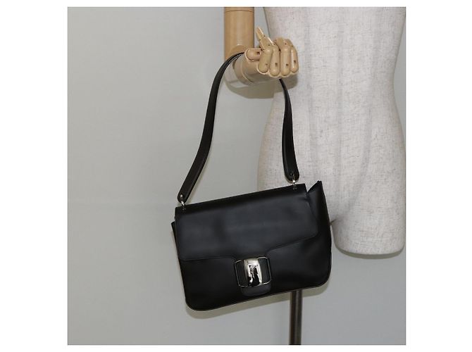 Borsa a Spalla Vala in Pelle Nera e Argento di Salvatore Ferragamo Auth BA6586 Nero - vista 21